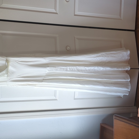 Fame and Partners Escala Gown in white size 4 NWT - Picture 8 of 10